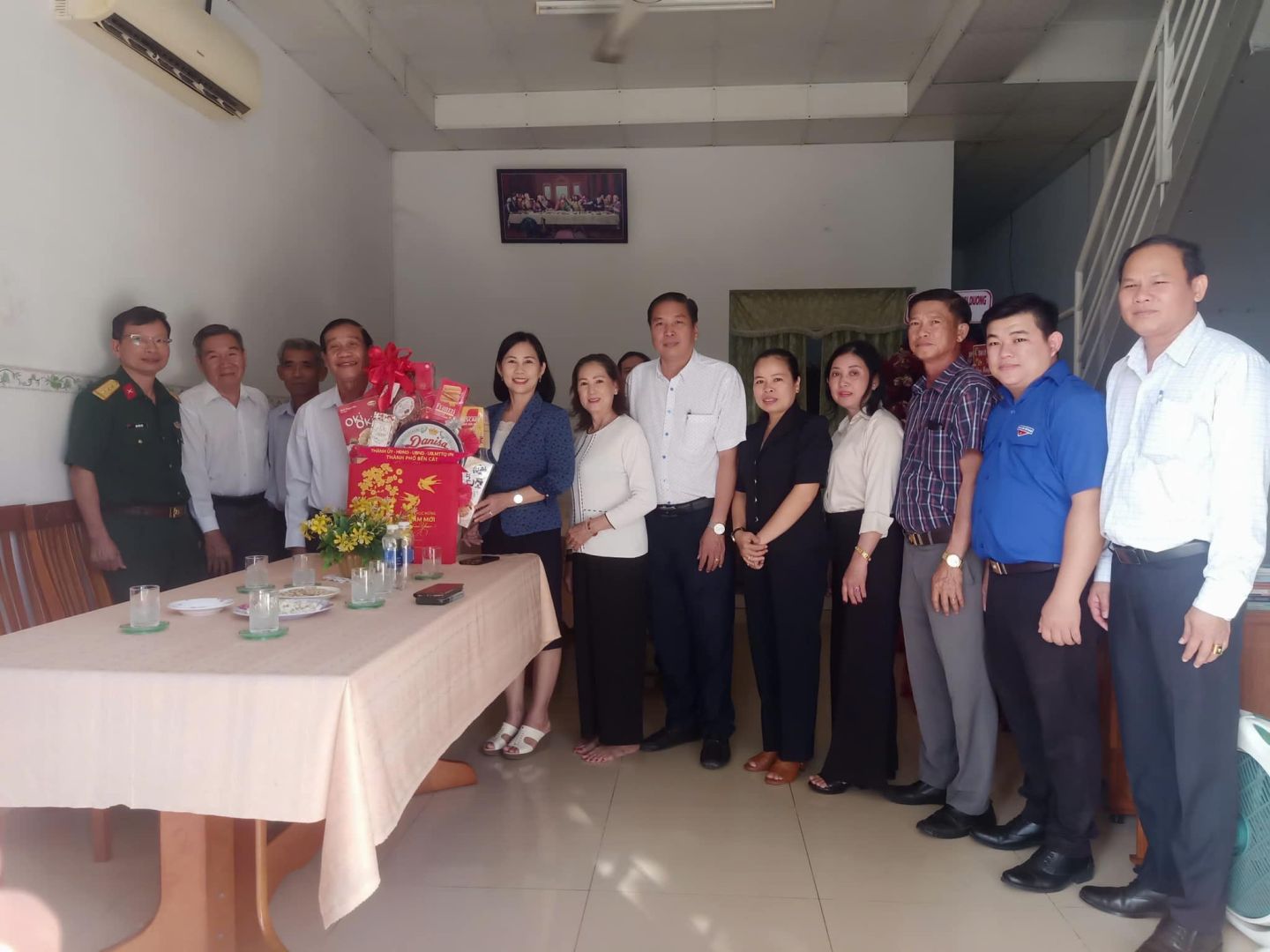 Có thể là hình ảnh về 12 người và văn bản