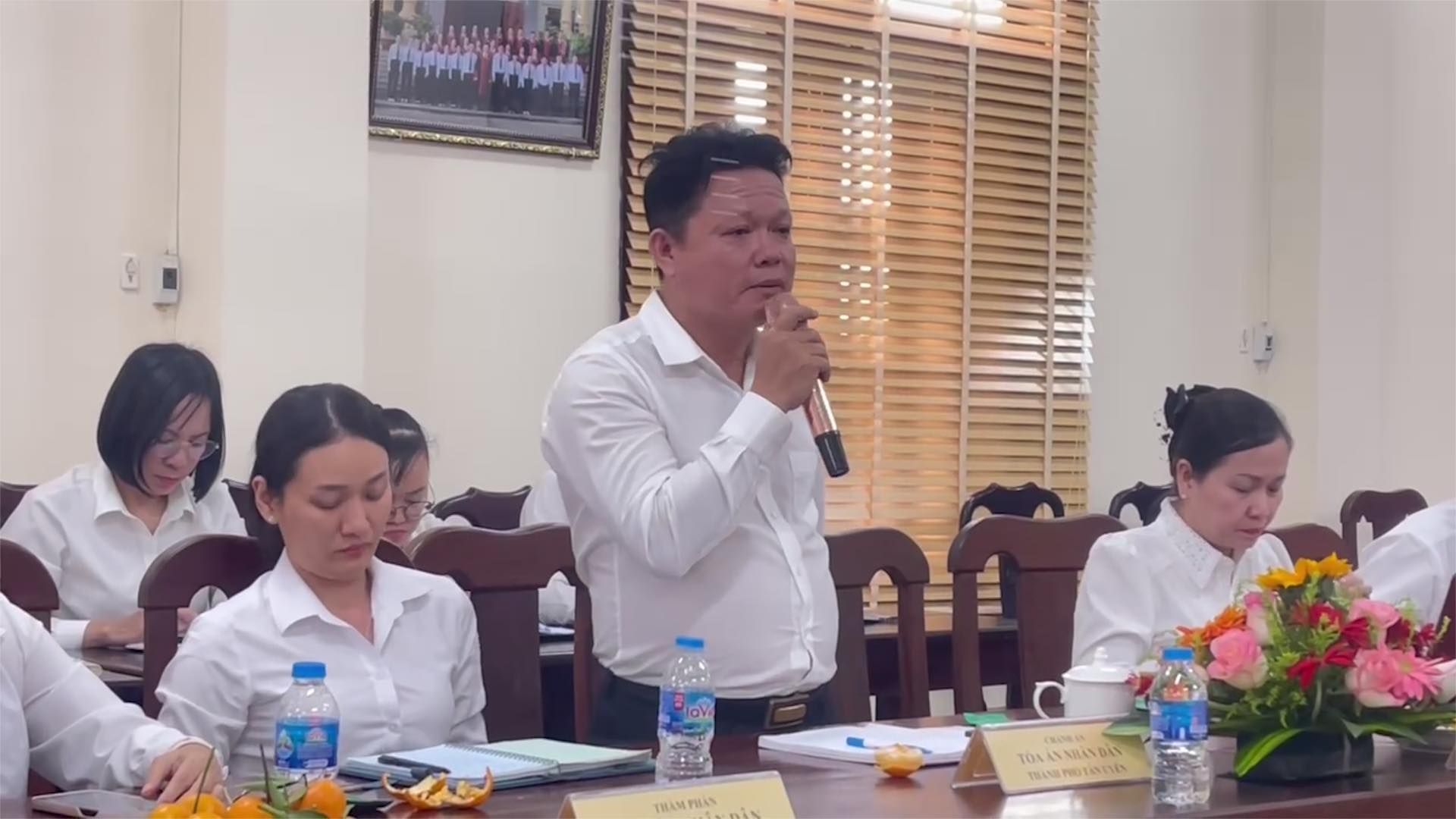 Có thể là hình ảnh về 5 người