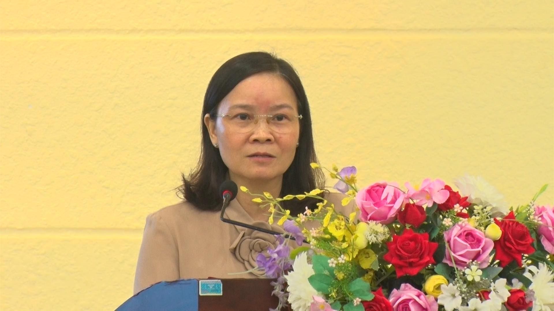 Có thể là hình ảnh về 1 người, hoa và cái bục