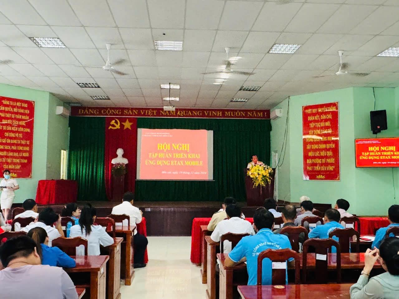 Có thể là hình ảnh về 10 người, đền thờ và văn bản