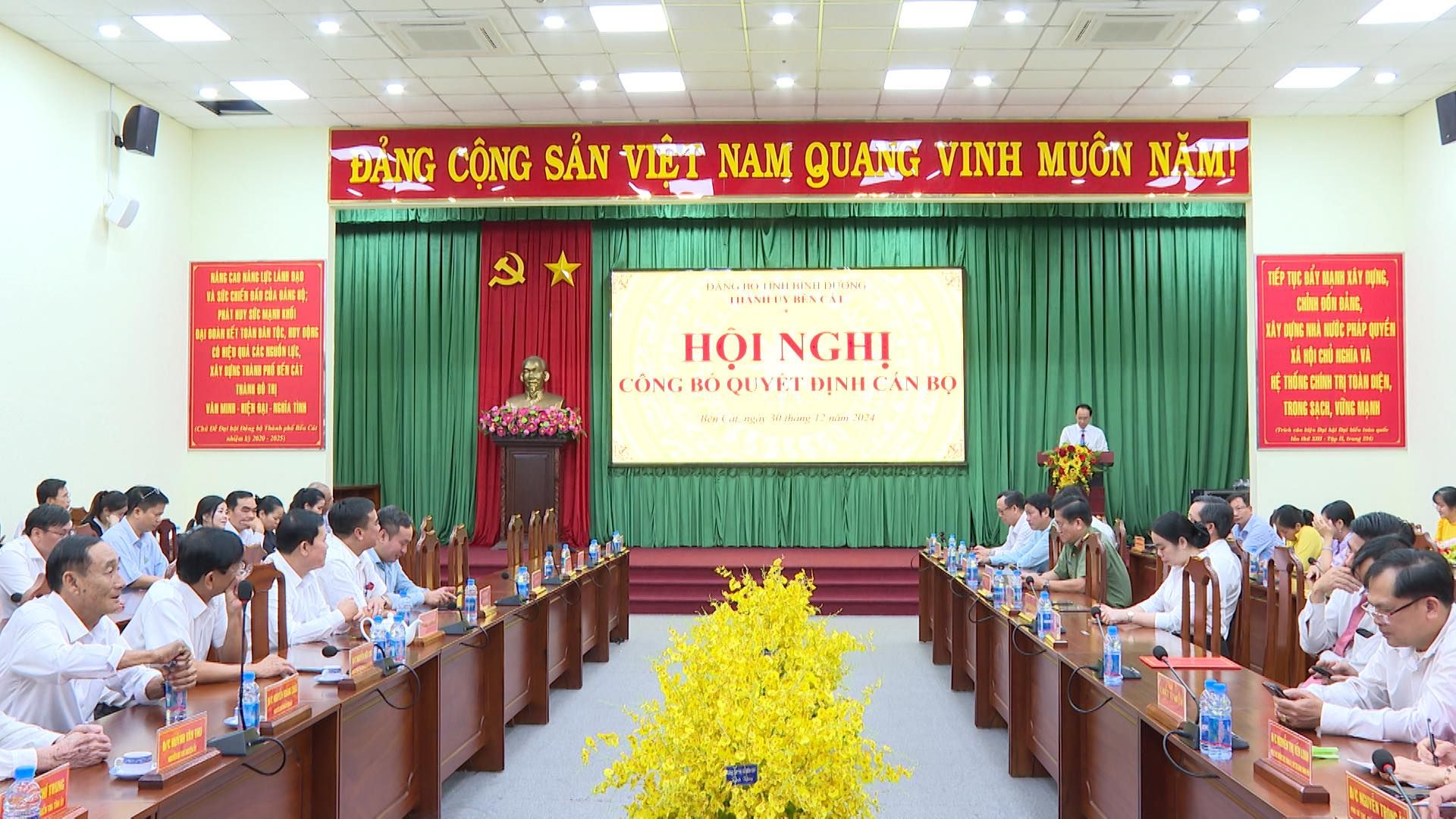 Có thể là hình ảnh về 7 người, cái bục và văn bản