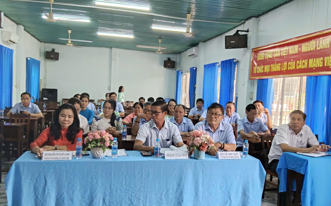 Có thể là hình ảnh về 7 người và văn bản