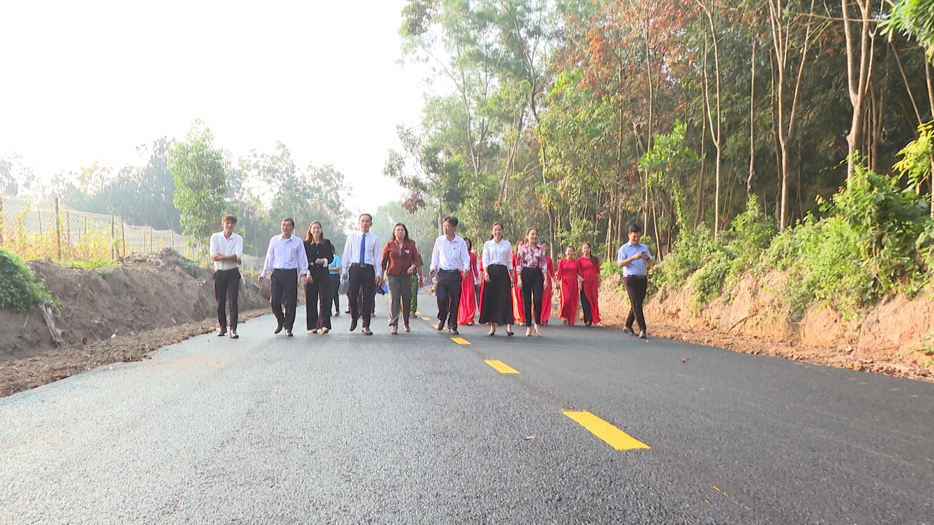 Có thể là hình ảnh về 10 người và đường