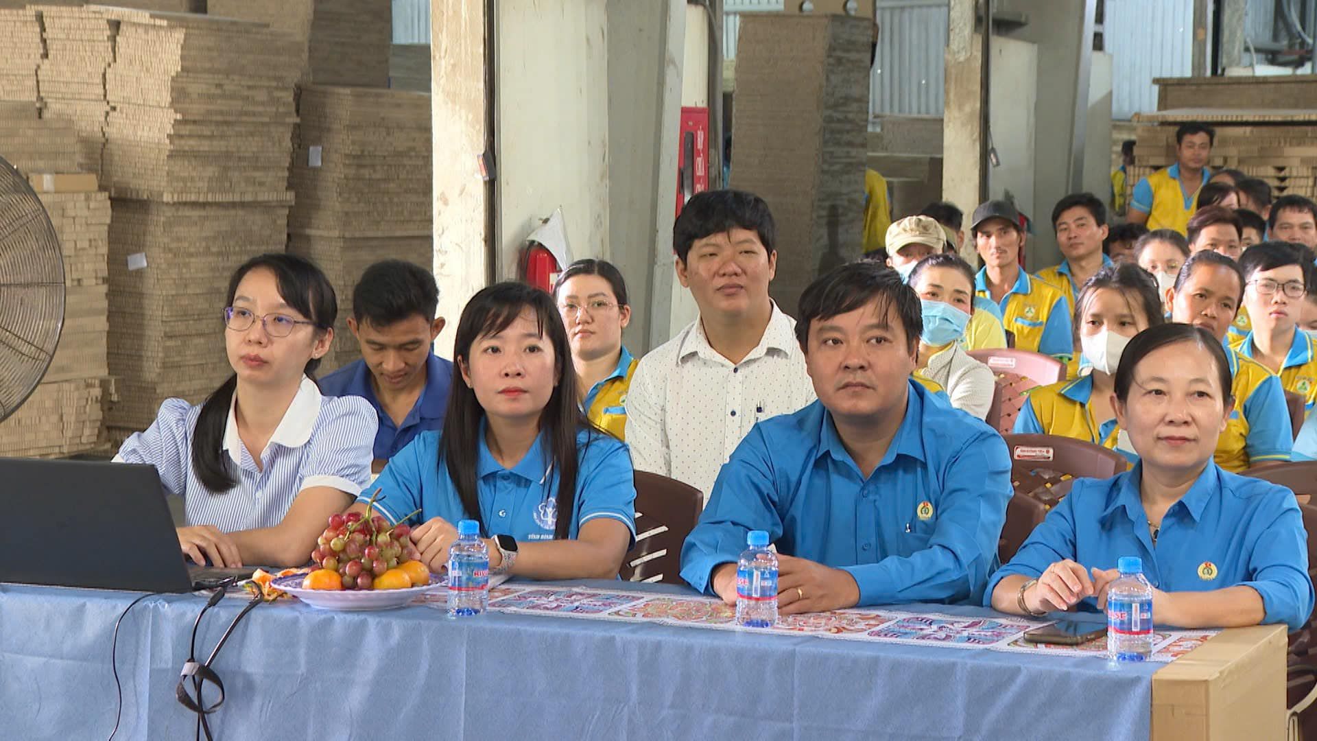 C&oacute; thể l&agrave; h&igrave;nh ảnh về 6 người v&agrave; văn bản