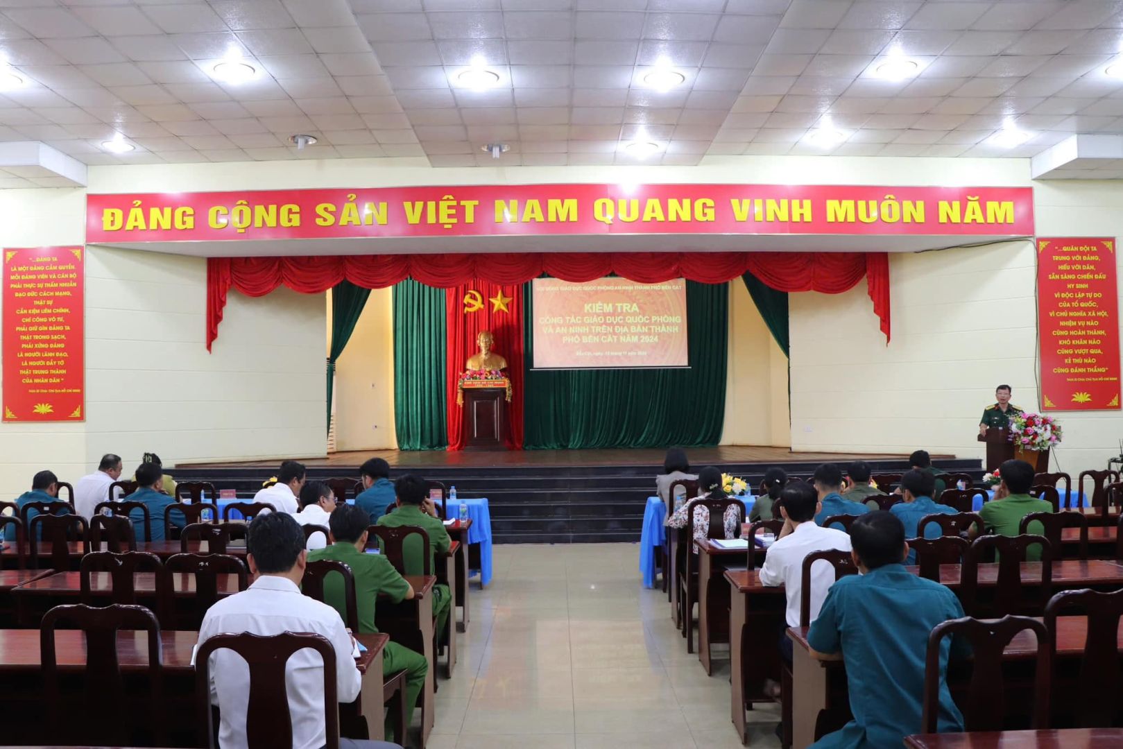 Có thể là hình ảnh về 7 người, cái bục và văn bản