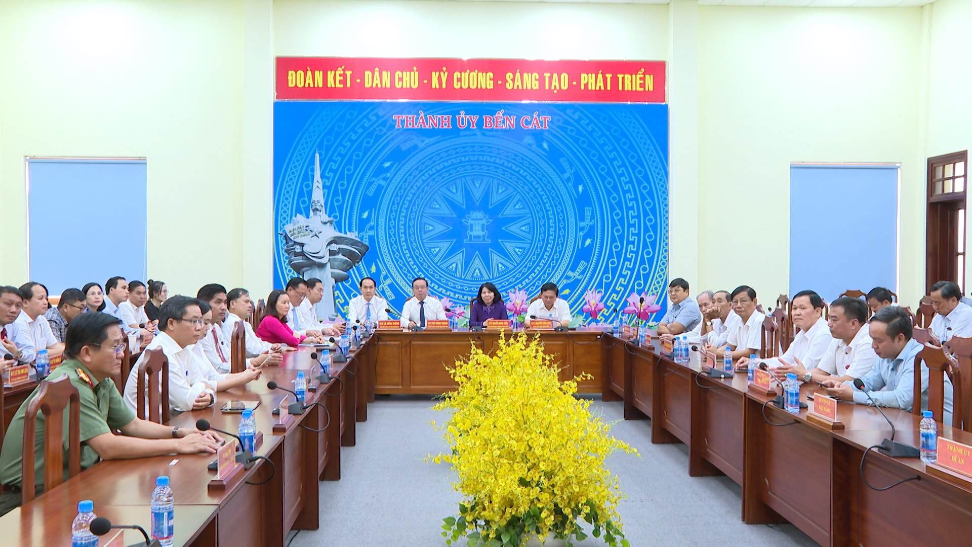 Có thể là hình ảnh về 11 người, cái bục, đền thờ và văn bản