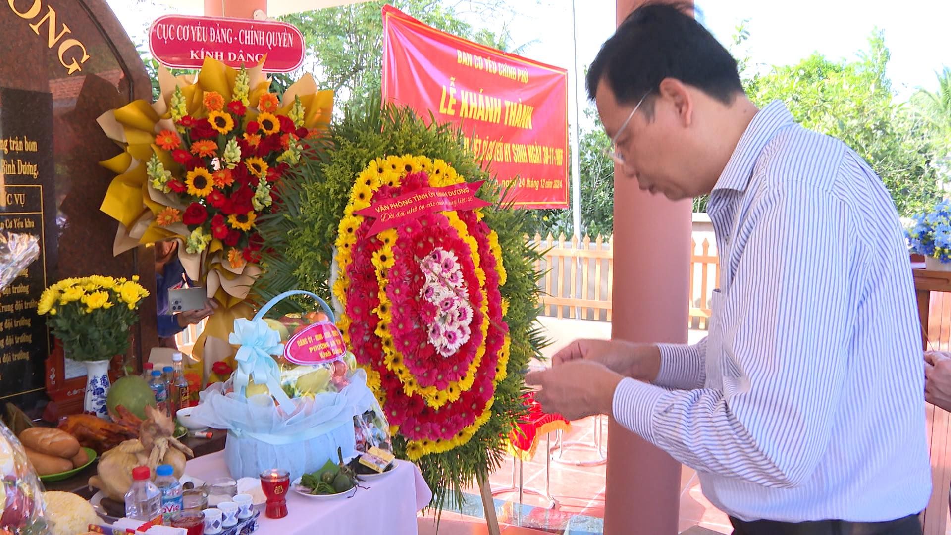 Có thể là hình ảnh về 1 người, hoa, đền thờ và văn bản