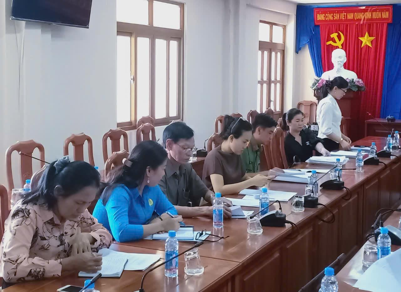 Có thể là hình ảnh về 6 người và văn bản