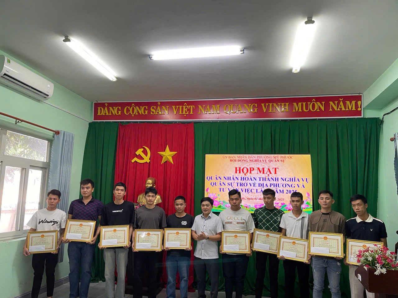 C&oacute; thể l&agrave; h&igrave;nh ảnh về &lrm;11 người v&agrave; &lrm;văn bản cho biết '&lrm;Đ&Aacute;NG CỘNG S&Aacute;N VIỆT NAM QUANG VINH MU&Ocirc;N NĂM! حہ UYBANANDANELONGVIMIOC NGHLANUQUA HOPMAT QU &Acirc;N NH&Acirc;N HO&Agrave;N TH&Agrave;NH HOANTHANH NGHĨA QUA U&Acirc;N: TRO DỊA !APHƯƠNG Ό IU U' IECL AM 202 2025 2025 &iota; 세인해 第風日團 無 blanigg&lrm;'&lrm;&lrm;