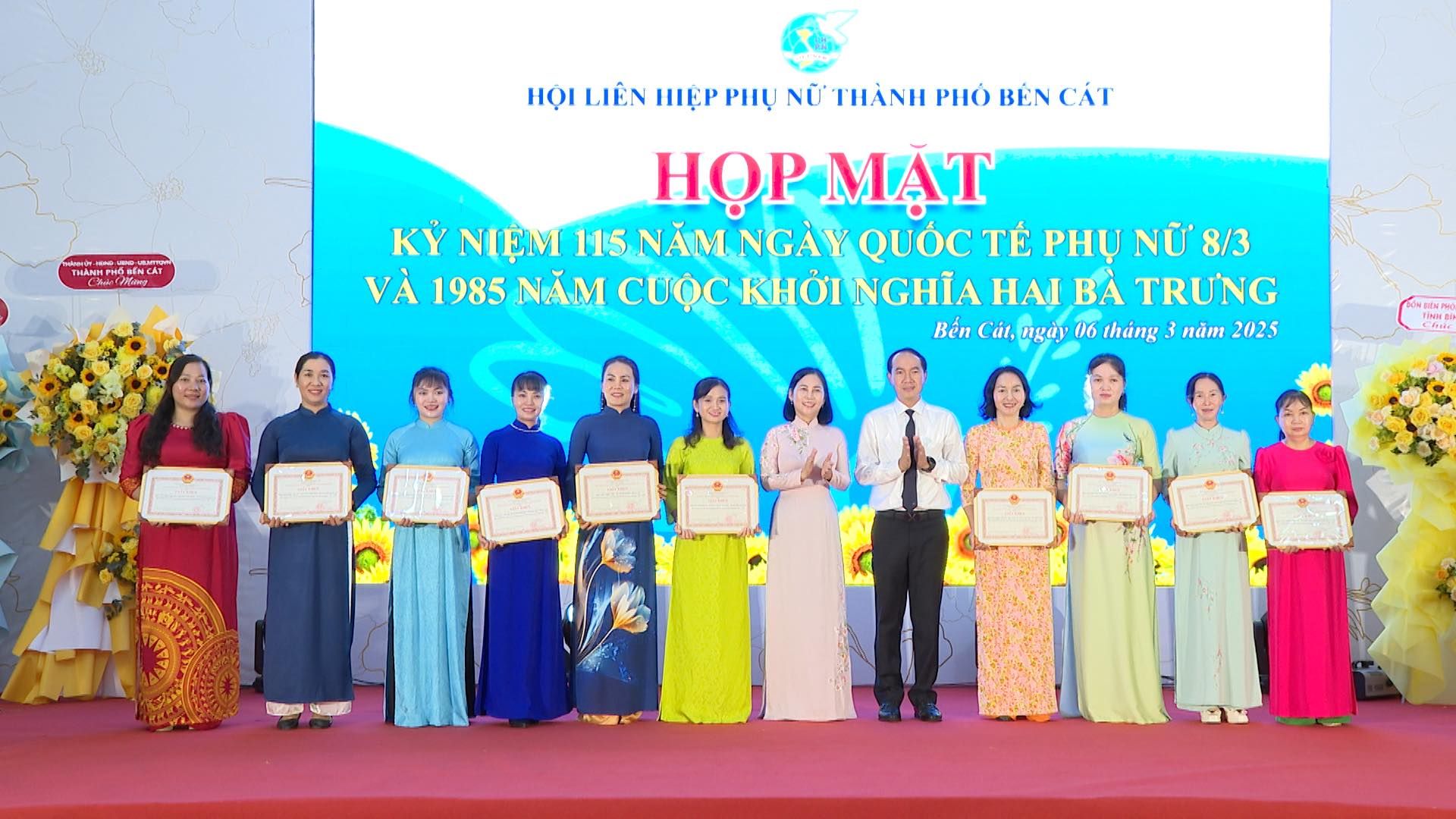 Có thể là hình ảnh về 12 người, cái bục, đám cưới và văn bản cho biết 'HỌI LIÊN HIỆP PHỤ NỮ THÀNH ΡΙό BEN CÁT THANHONNCAI یویبه HỌP MẠT Ky NIỆM 115 NĂM NGÀY QUỐC TẾ PHỤ NỮ 8/3 VÀ 1985 NĂM CUỘC KHỚI NGHĨA HAI BA TRƯNG Bến Cái. ngài 06 tháng nàm BénCahingay16.hâng3màm20 2025'