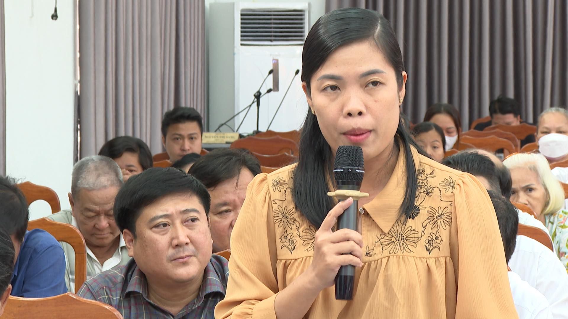 Có thể là hình ảnh về 6 người
