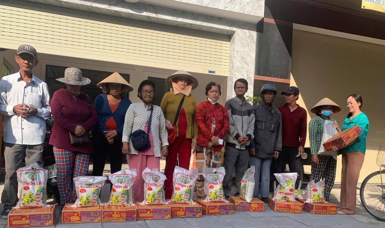 Có thể là hình ảnh về 11 người, xe đạp, mũ và văn bản