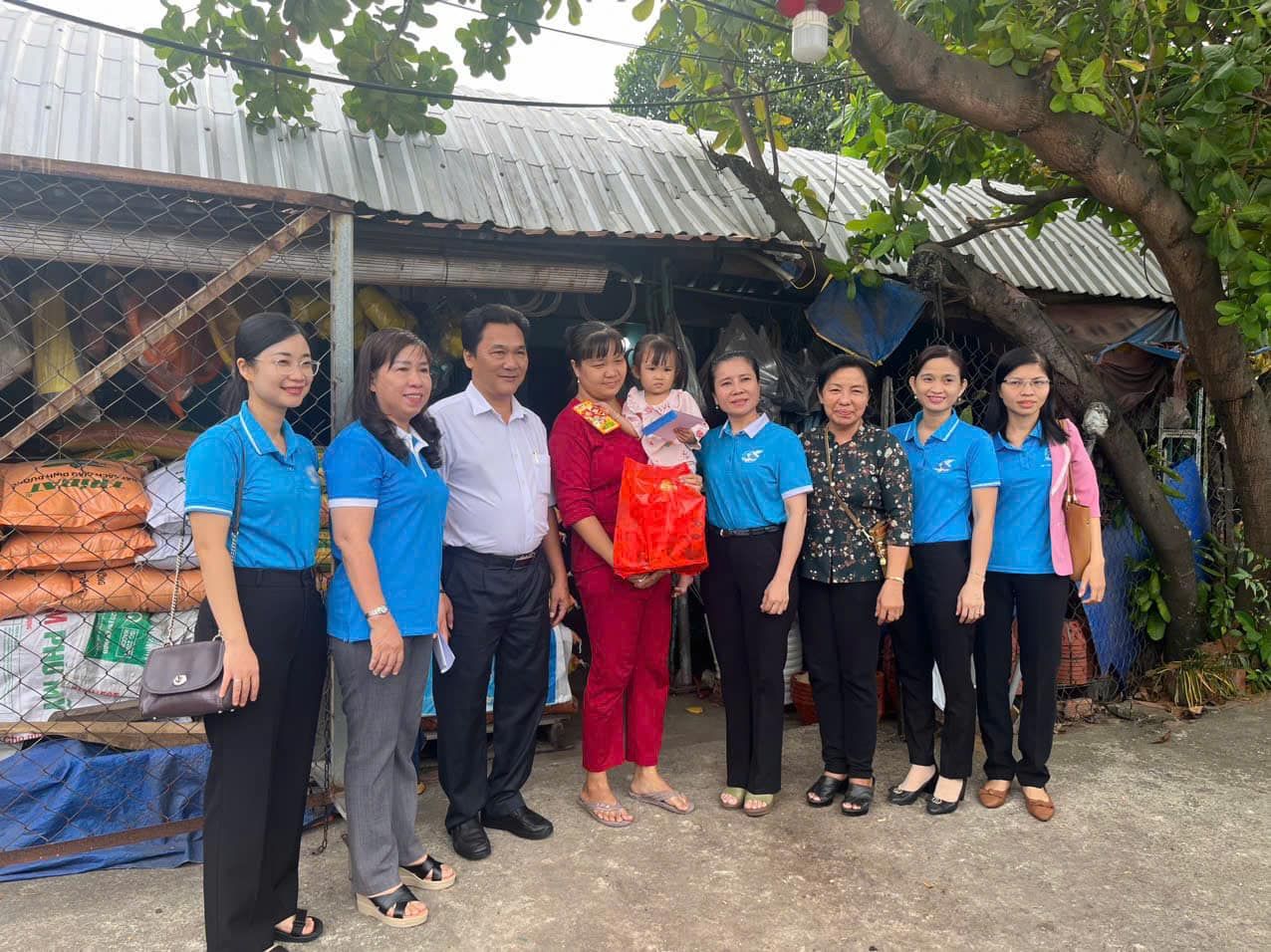 C&oacute; thể l&agrave; h&igrave;nh ảnh về 8 người