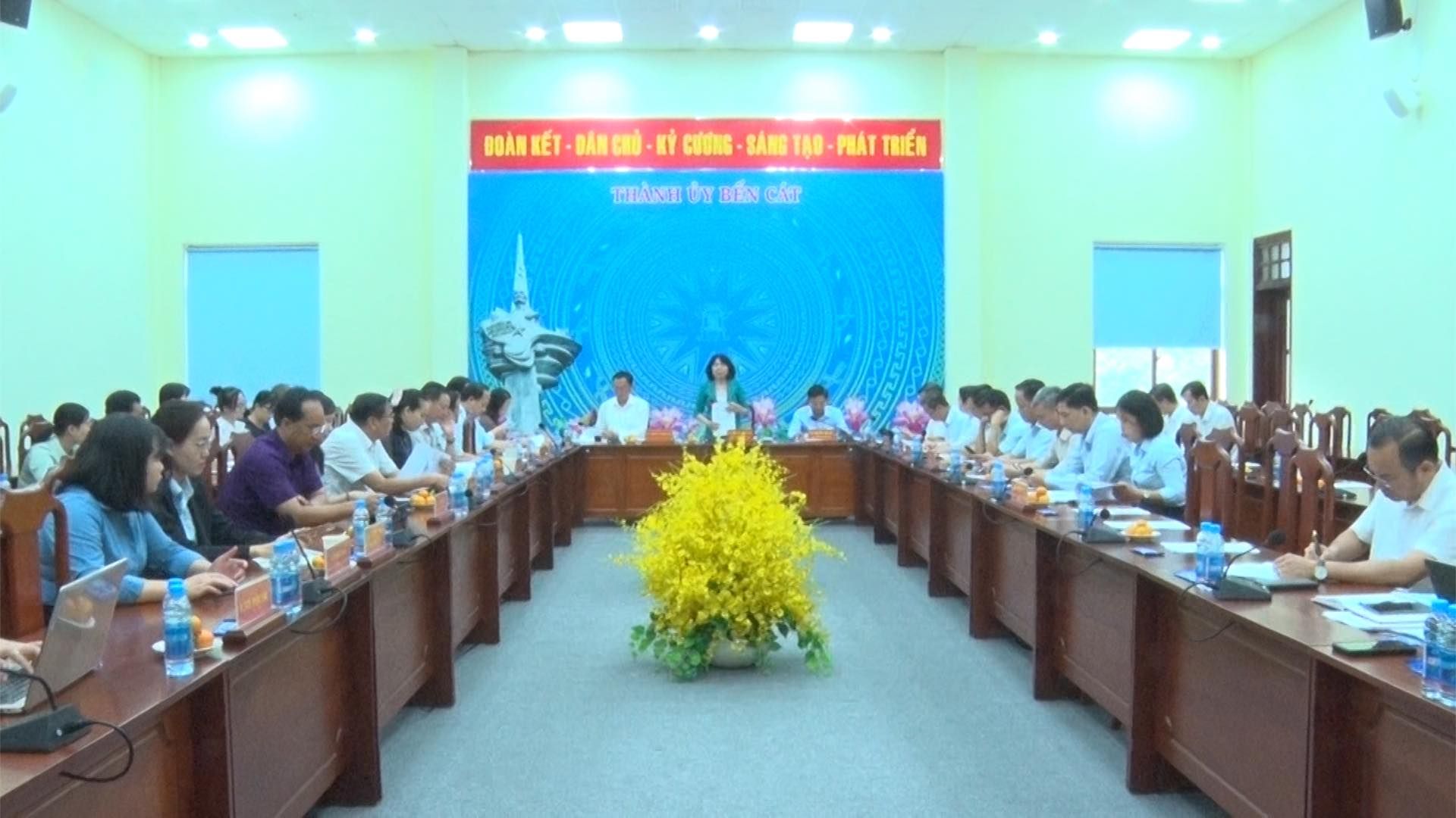 Có thể là hình ảnh về 10 người, mọi người đang học, cái bục và văn bản