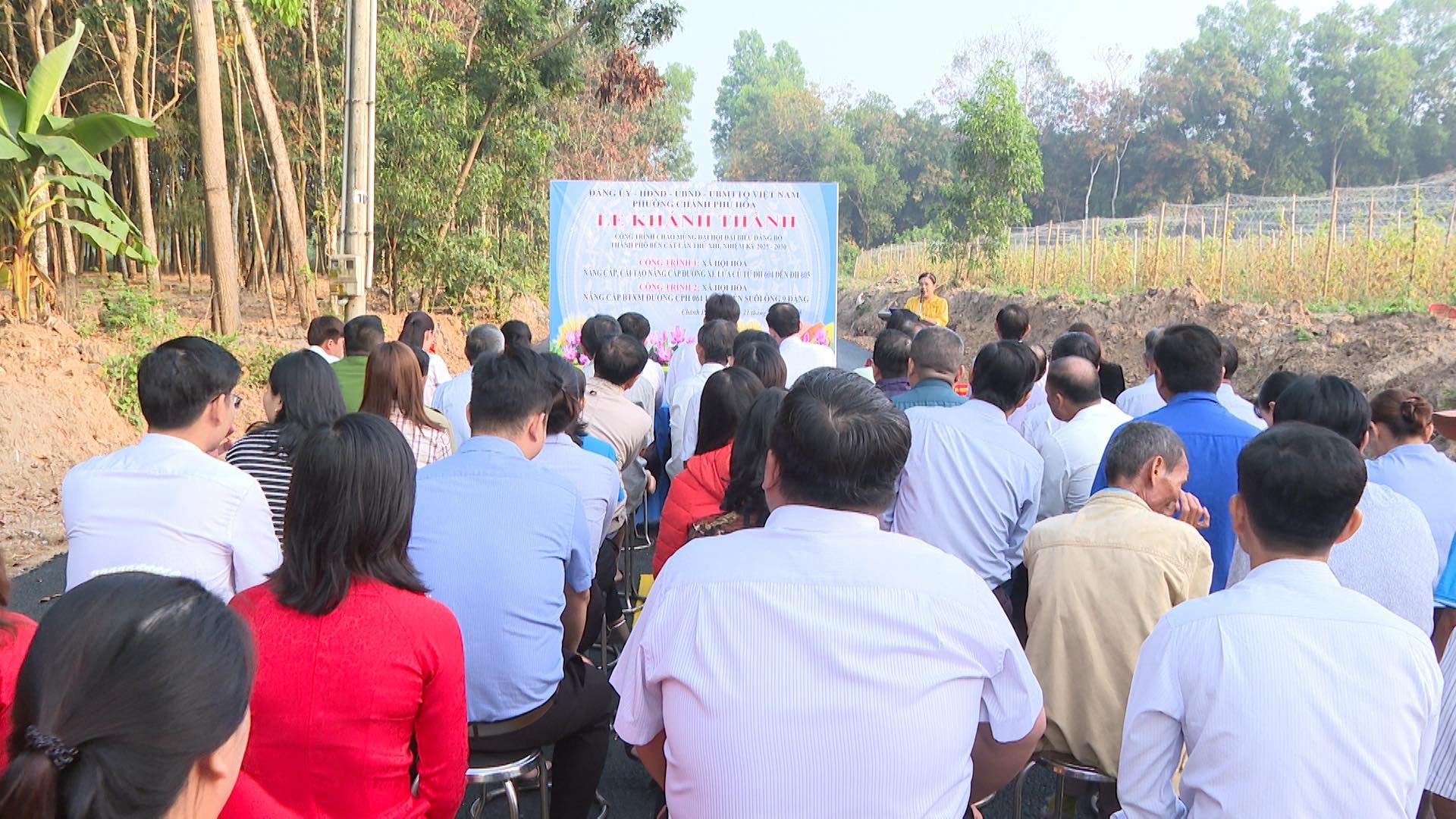 Có thể là hình ảnh về 5 người, cây, cỏ và văn bản