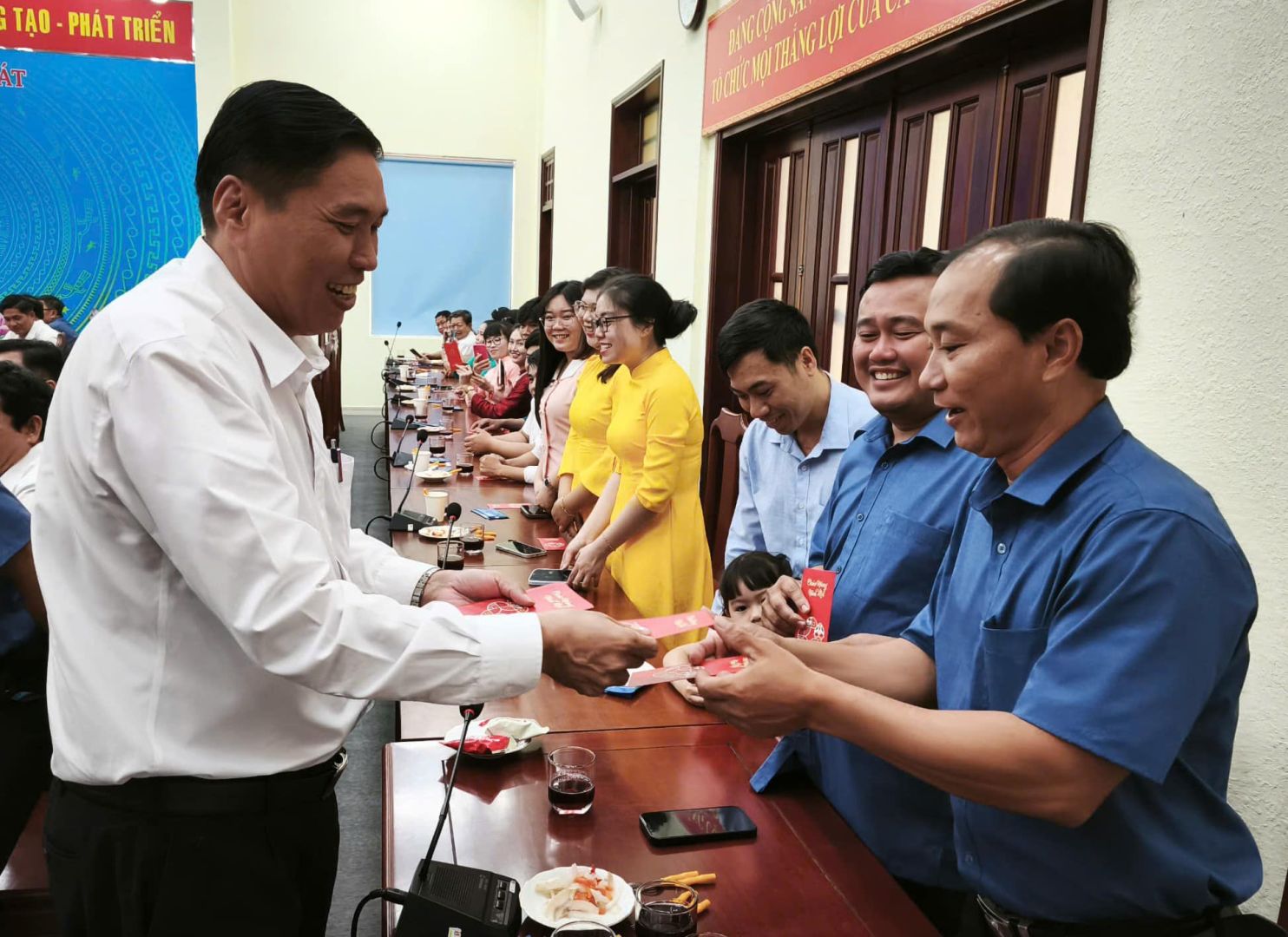 Có thể là hình ảnh về 3 người và văn bản