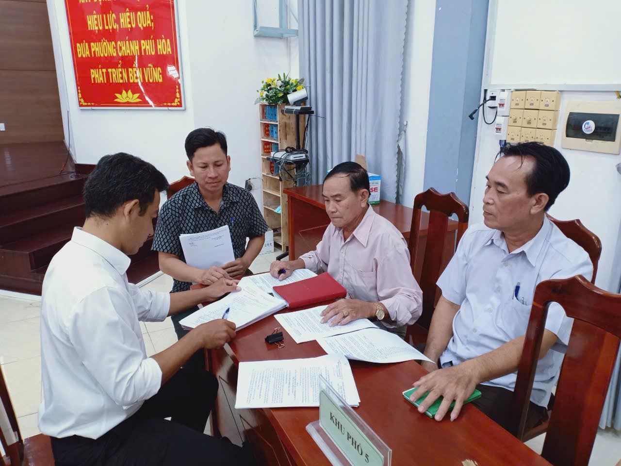 C&oacute; thể l&agrave; h&igrave;nh ảnh về 3 người, mọi người đang học v&agrave; văn bản