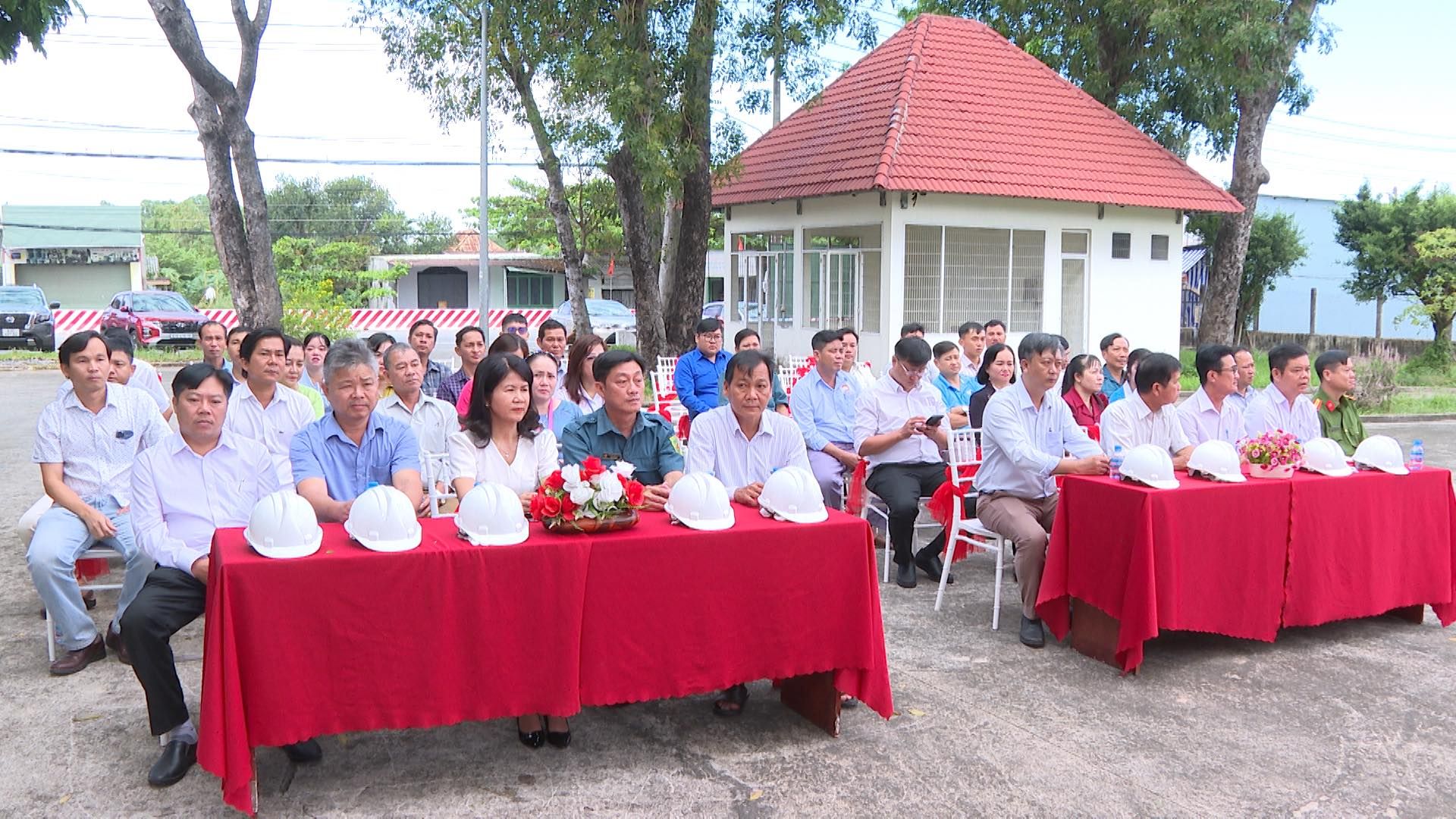 Có thể là hình ảnh về 6 người