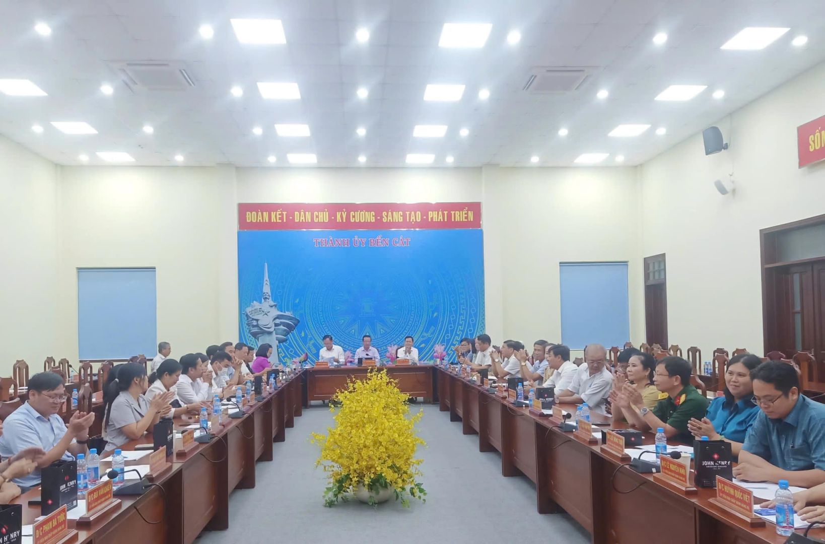 Có thể là hình ảnh về 4 người, cái bục và văn bản