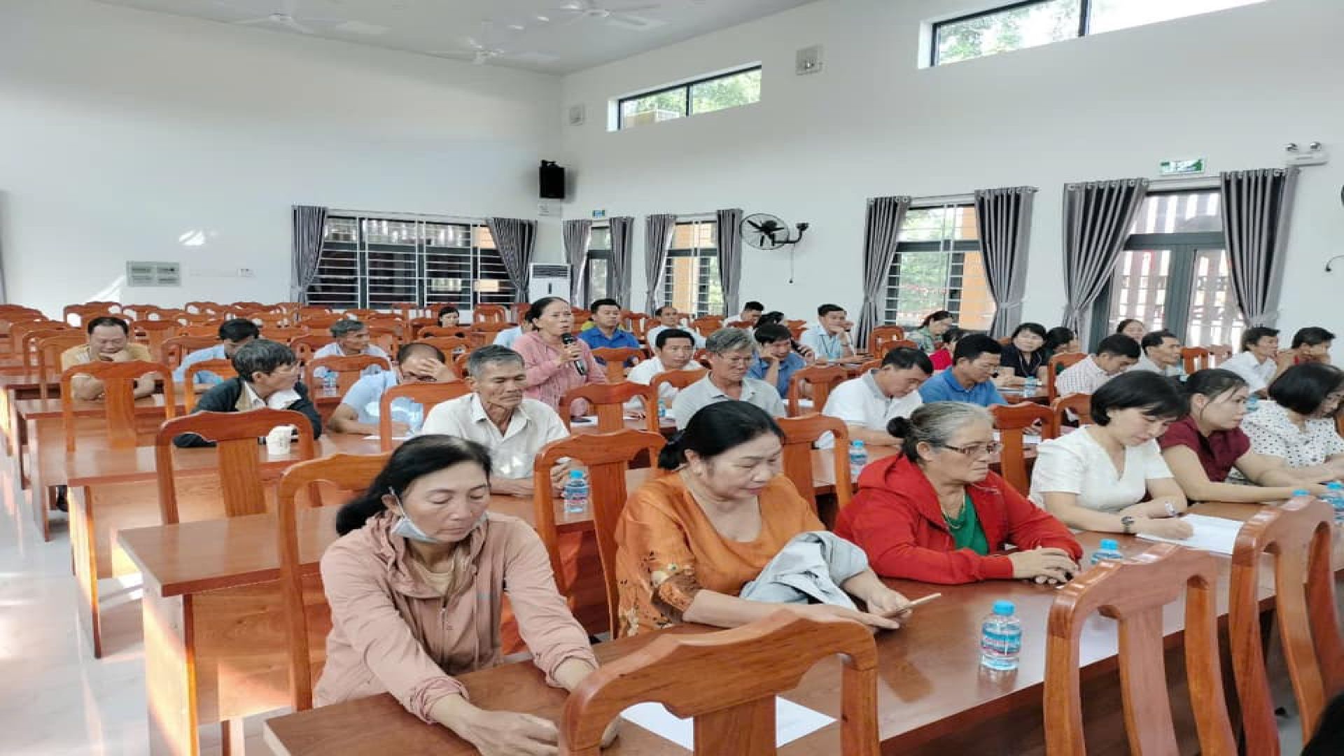 Có thể là hình ảnh về 1 người, đang học và cái bục