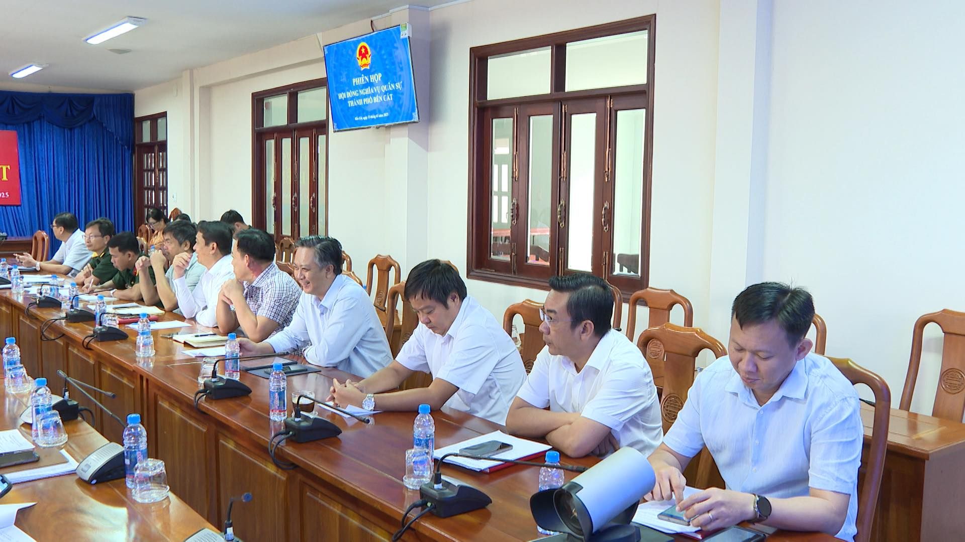 Có thể là hình ảnh về 9 người, mọi người đang học và văn bản