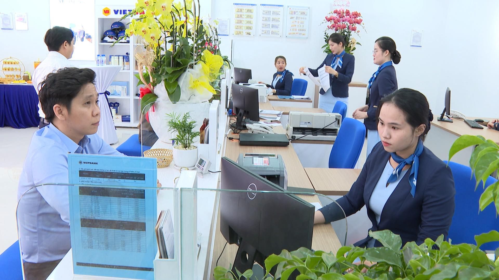 Có thể là hình ảnh về 6 người và văn bản