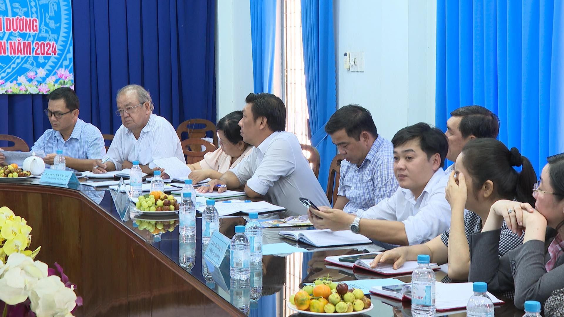 Có thể là hình ảnh về 6 người, cái bục và văn bản