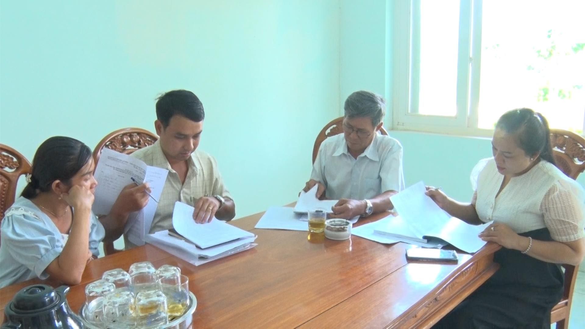 Có thể là hình ảnh về 4 người, mọi người đang học và bàn