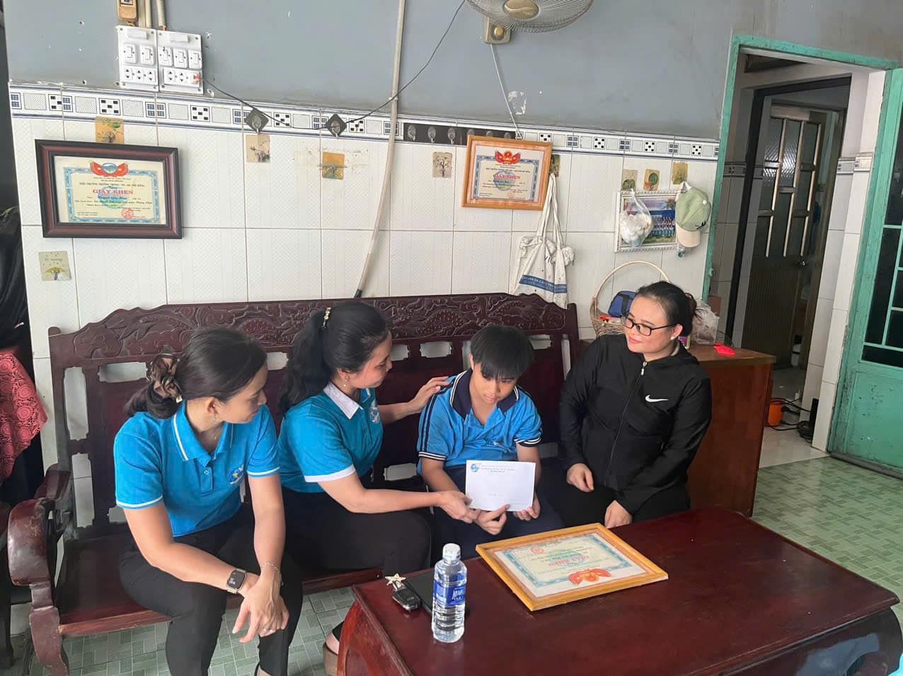 C&oacute; thể l&agrave; h&igrave;nh ảnh về 4 người, mọi người đang học v&agrave; văn bản