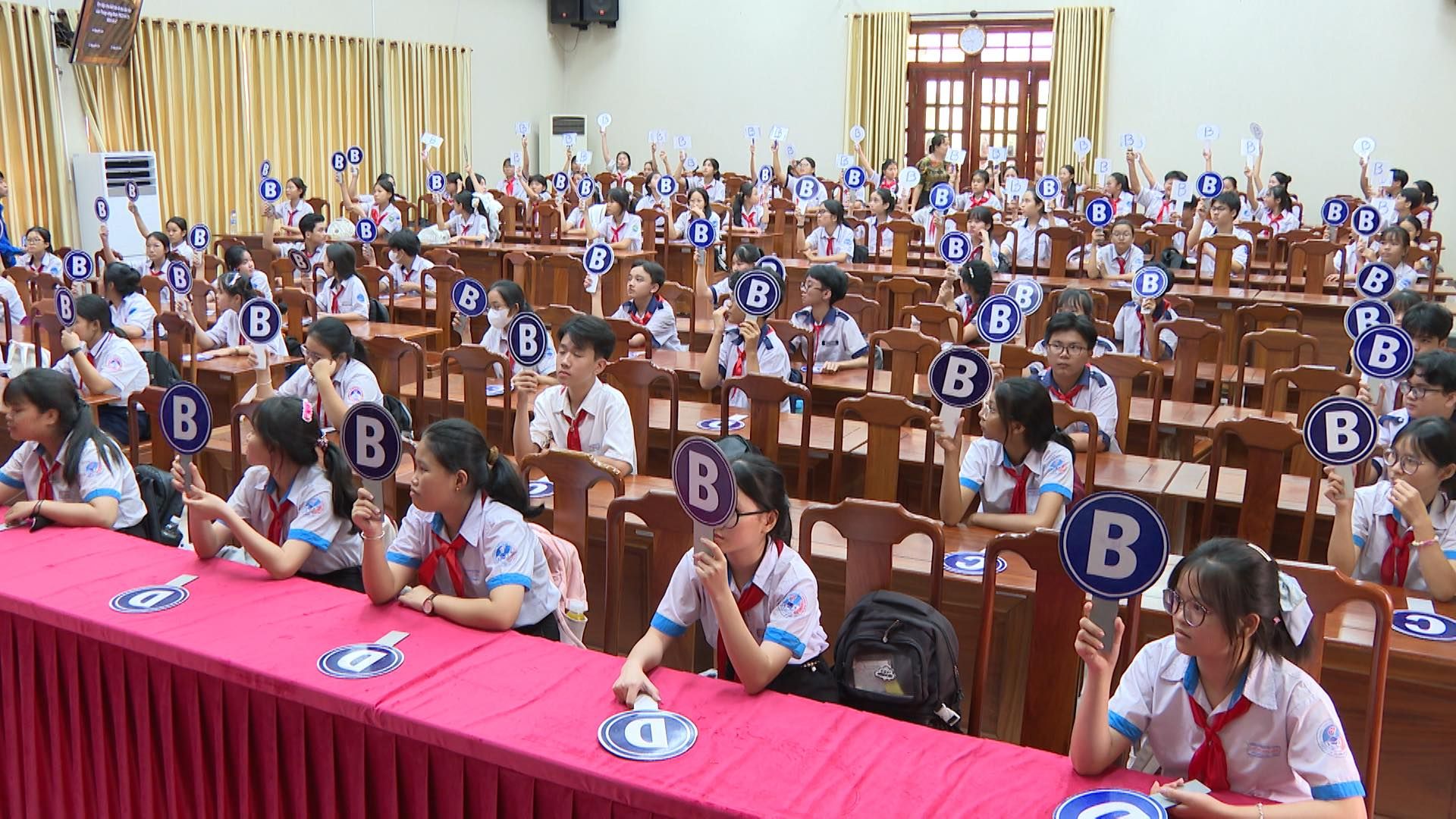 C&oacute; thể l&agrave; h&igrave;nh ảnh về 2 người, mọi người đang học v&agrave; văn bản cho biết '00 B B 꼭 B B B B B B B - B B B B B'