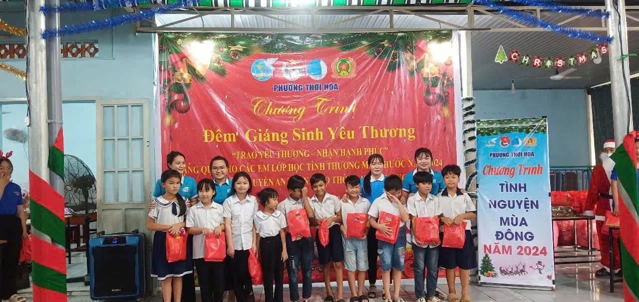 Có thể là hình ảnh về 14 người, cây và văn bản