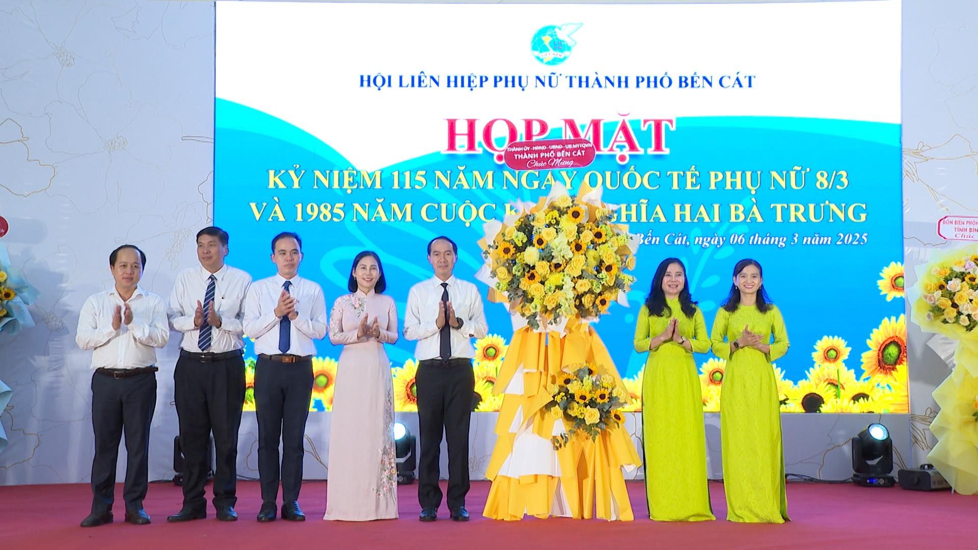 Có thể là hình ảnh về 7 người, cái bục và văn bản cho biết 'HỌI LIÊN HIỆP PHỤ NỮ THÀNH ΡHό BÉN CÁT HOPYẠT KỲ NIỆM 115 NĂM NGAY QUỐC TÊ PHỤ NỮ 8/3 VÀ 1985 NĂM CUỘC SHĨA HAI BA TRƯNG Bên Cái, ngày 06 tháng 3 năm 2025 OwBEAPH'