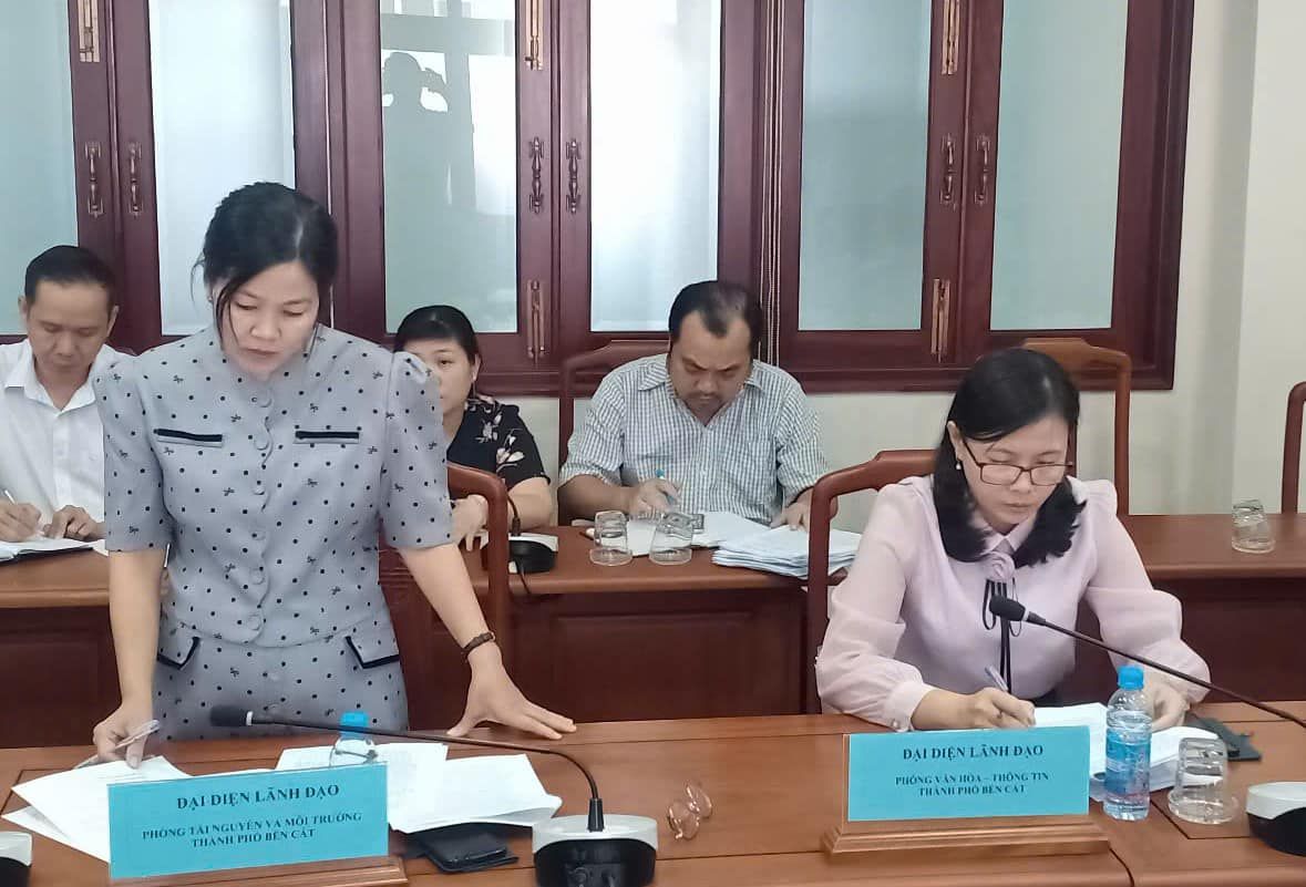 Có thể là hình ảnh về 4 người, mọi người đang học và văn bản
