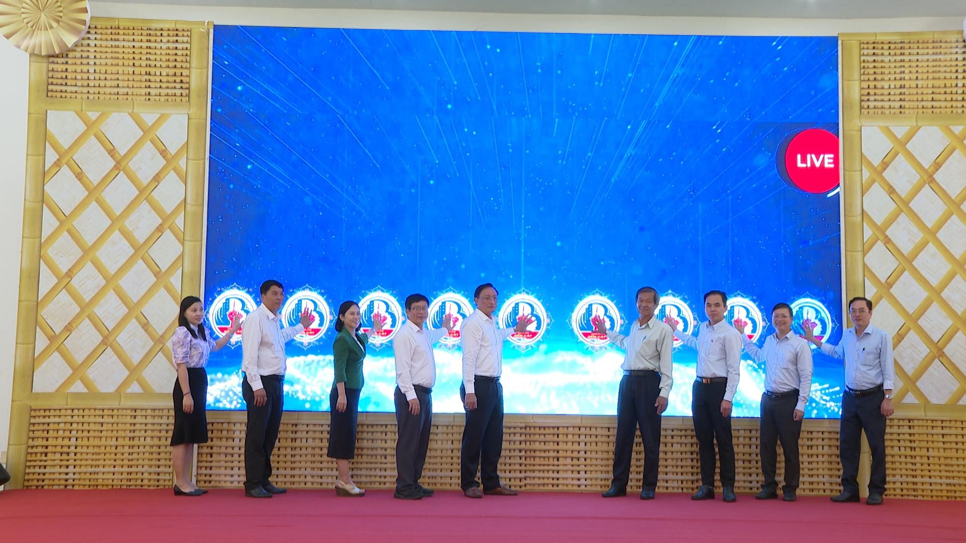 C&oacute; thể l&agrave; h&igrave;nh ảnh về 9 người, k&egrave;n clarinet, c&aacute;i bục v&agrave; văn bản