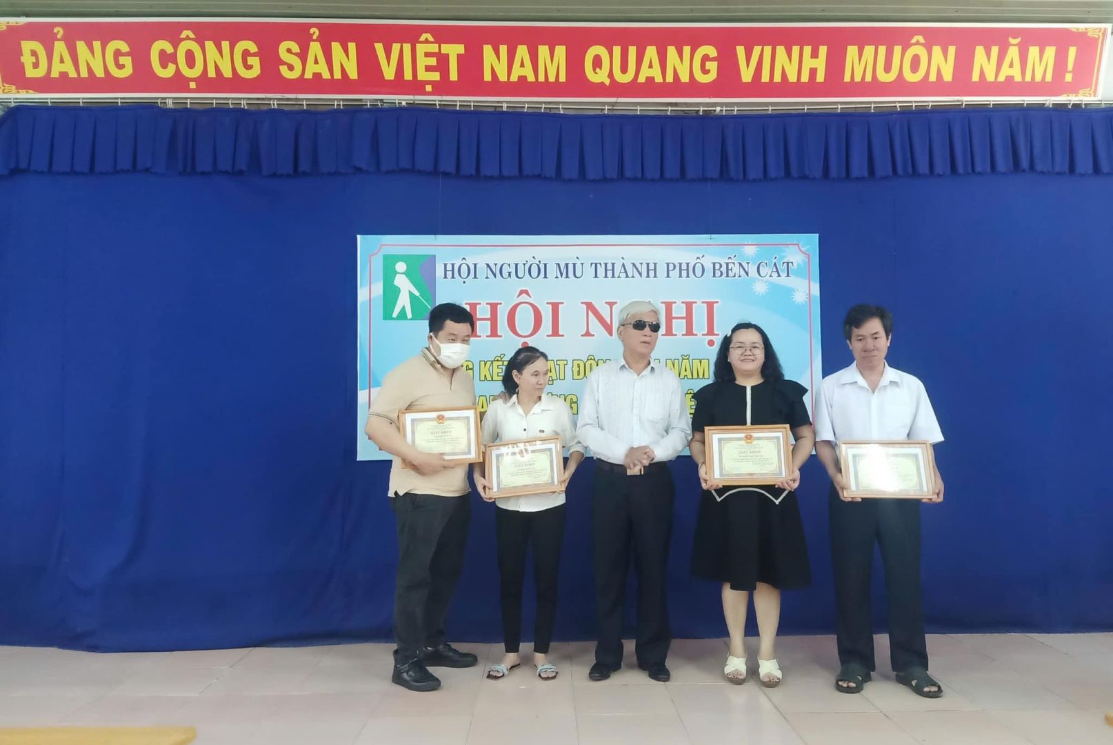 Có thể là hình ảnh về 5 người và văn bản