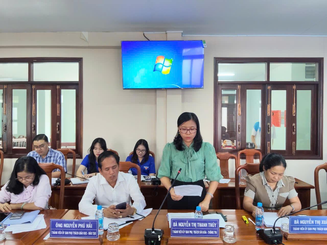 Có thể là hình ảnh về 6 người, phòng tin tức và văn bản