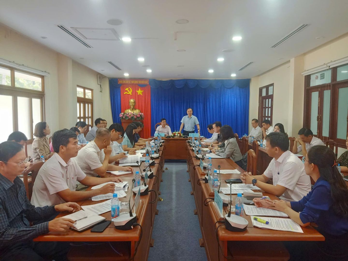 Có thể là hình ảnh về 12 người, mọi người đang học và văn bản