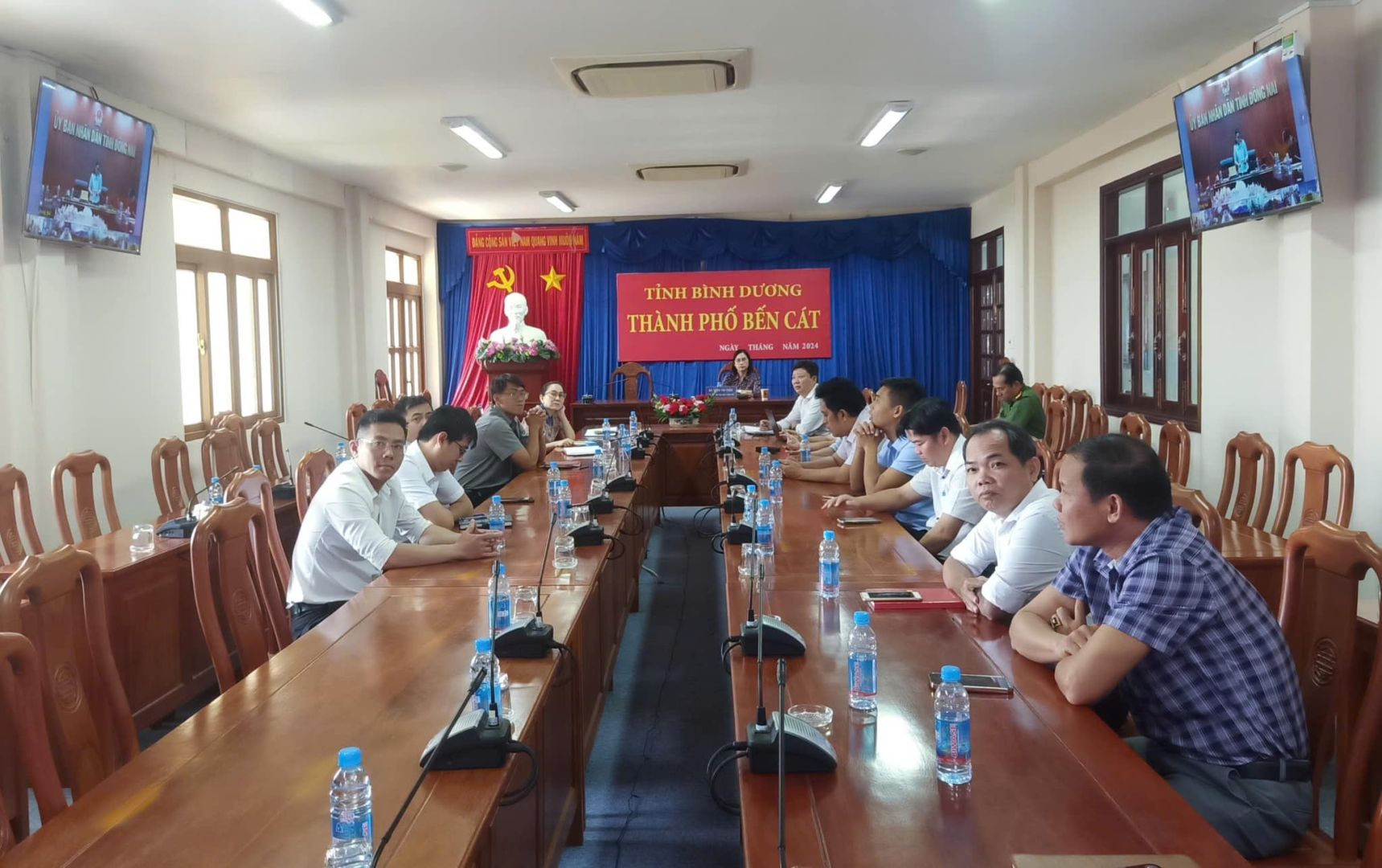 Có thể là hình ảnh về 6 người và bàn