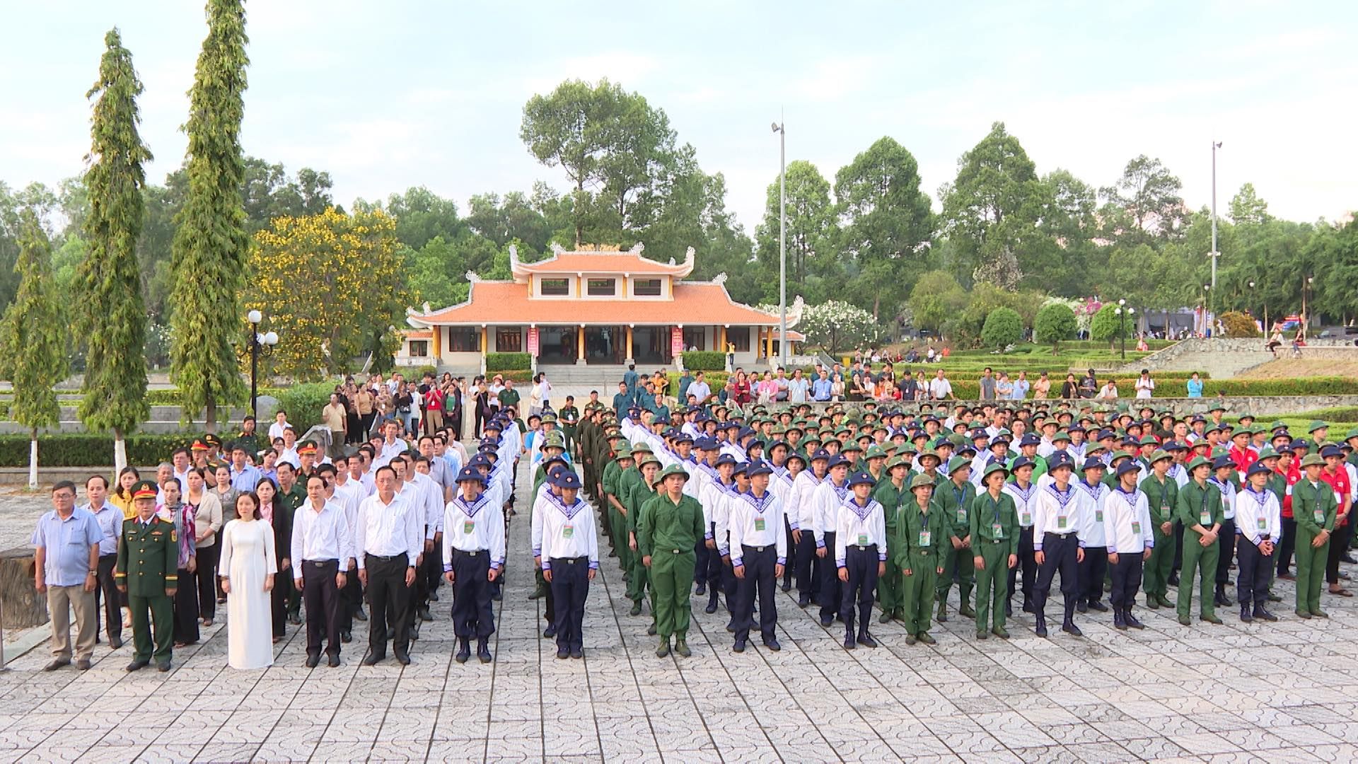 Có thể là hình ảnh về 2 người