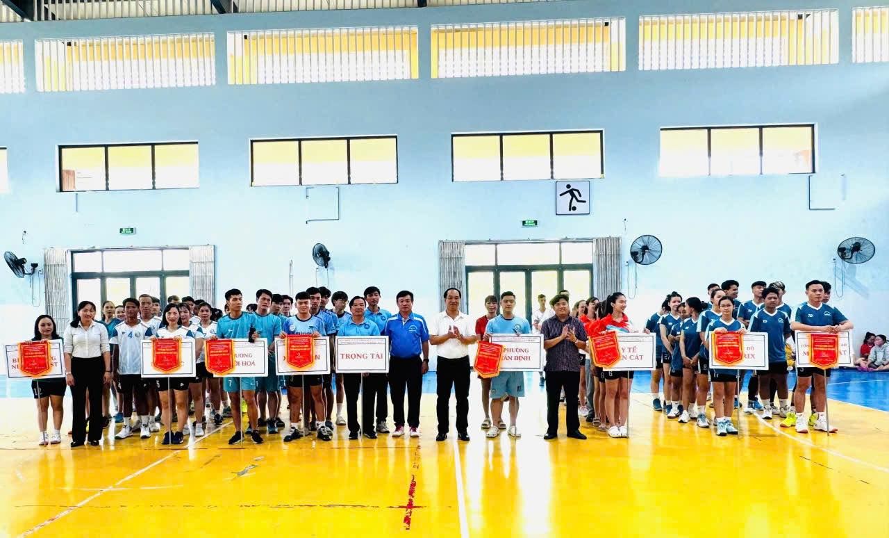 Có thể là hình ảnh về 10 người, mọi người đang chơi bóng rổ và văn bản