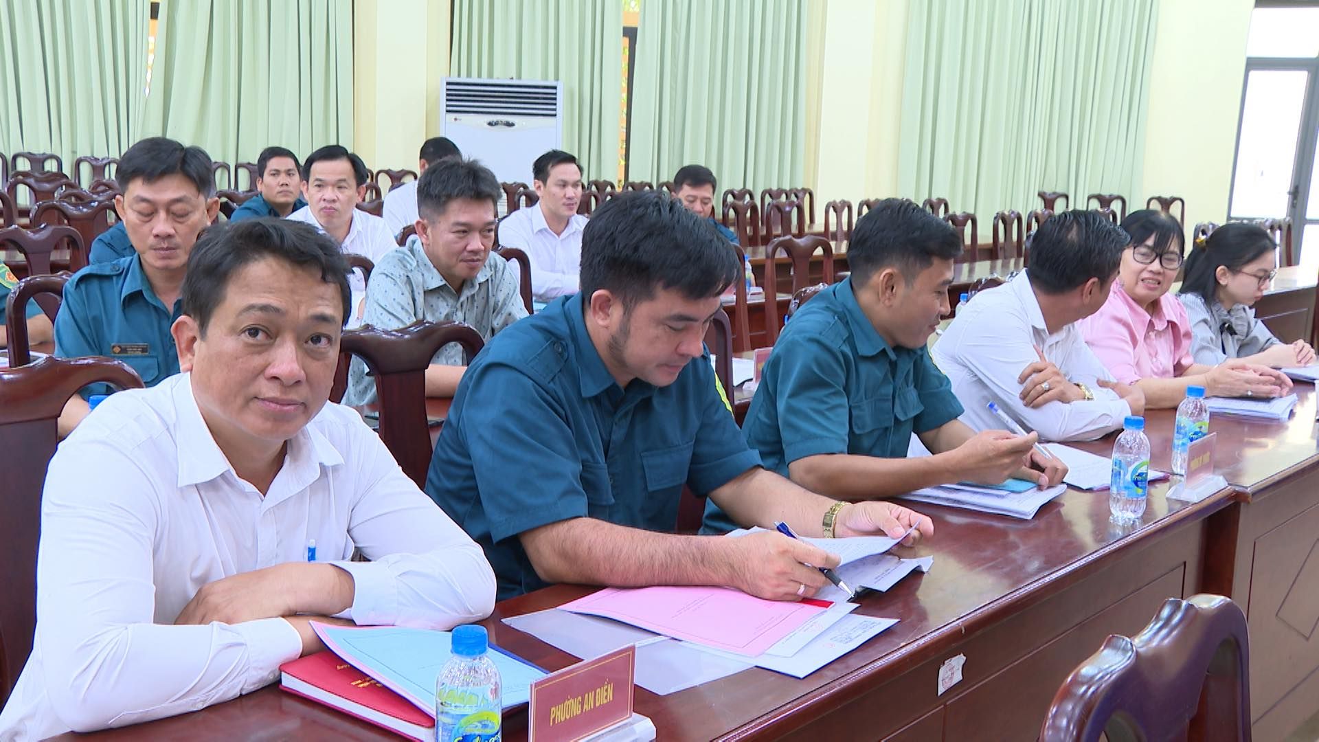 C&oacute; thể l&agrave; h&igrave;nh ảnh về 8 người, mọi người đang học v&agrave; văn bản