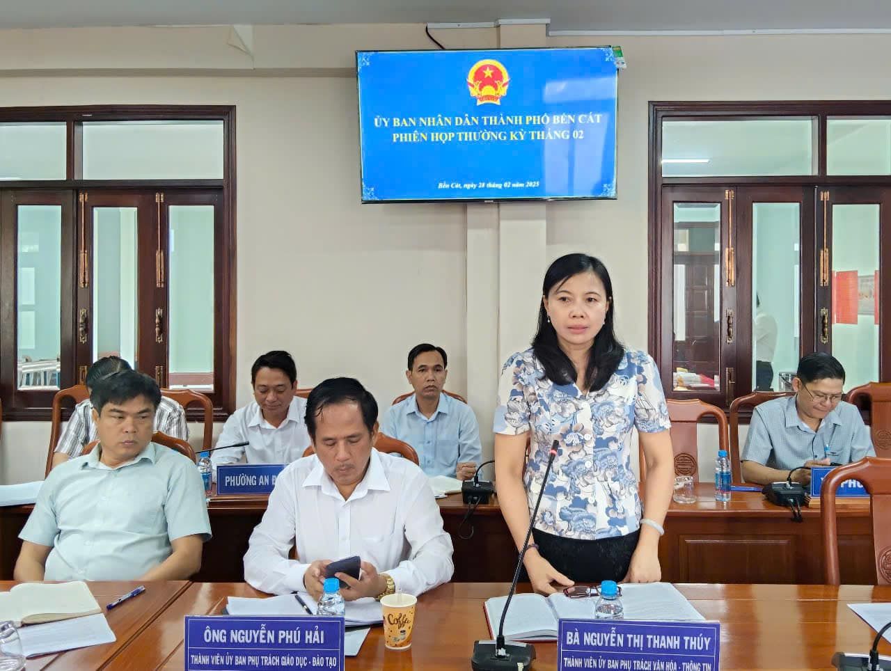 Có thể là hình ảnh về 6 người và văn bản