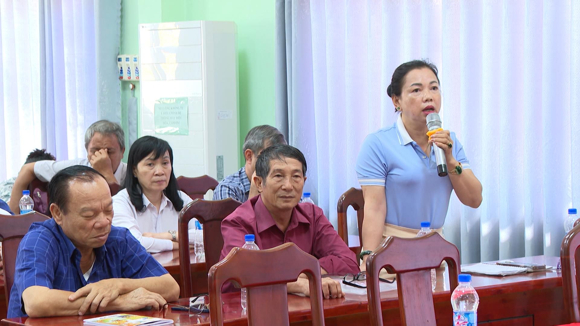 C&oacute; thể l&agrave; h&igrave;nh ảnh về 5 người v&agrave; văn bản