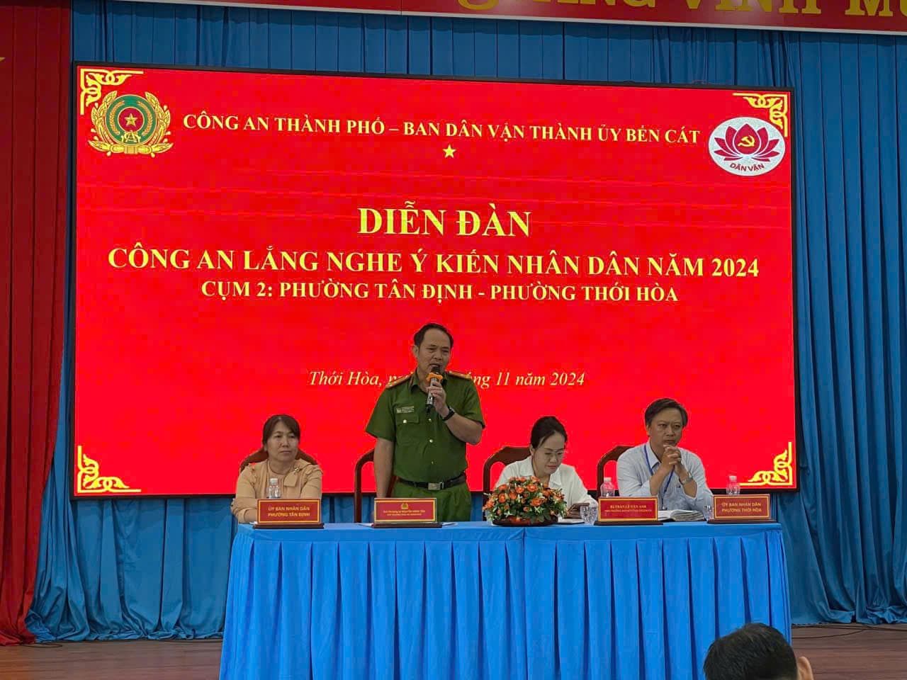 Có thể là hình ảnh về 5 người và văn bản