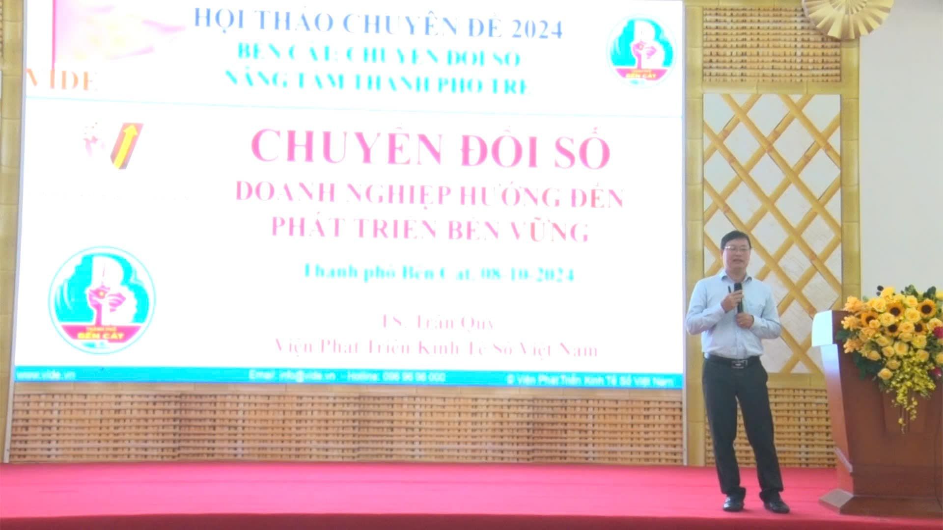 Có thể là hình ảnh về 1 người, đền thờ và văn bản