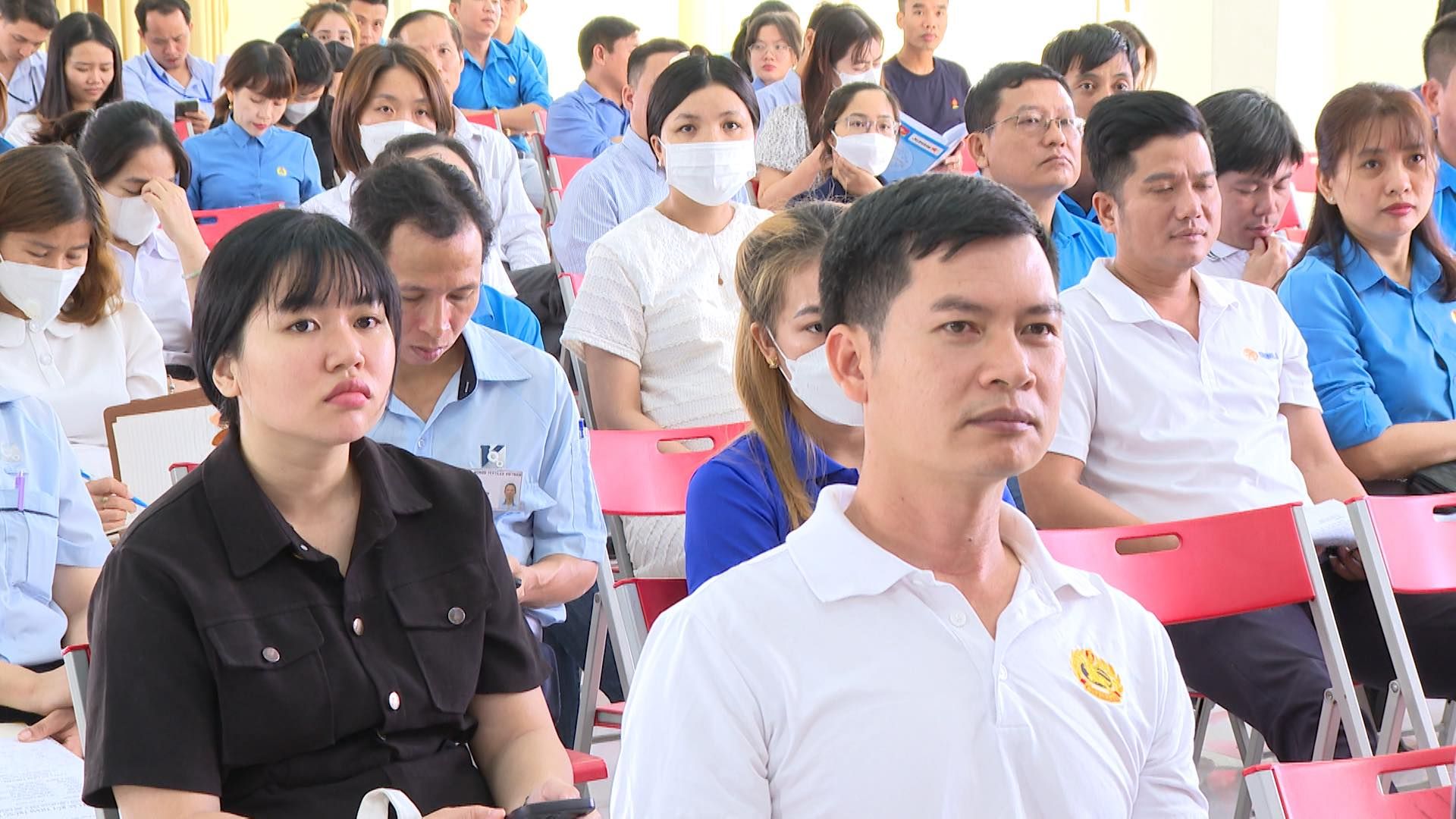 Có thể là hình ảnh về 7 người và mọi người đang học