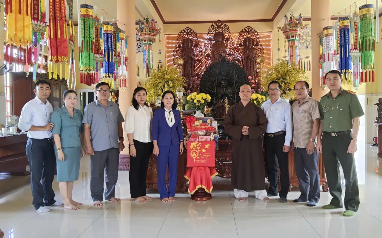 Có thể là hình ảnh về 9 người và đền thờ