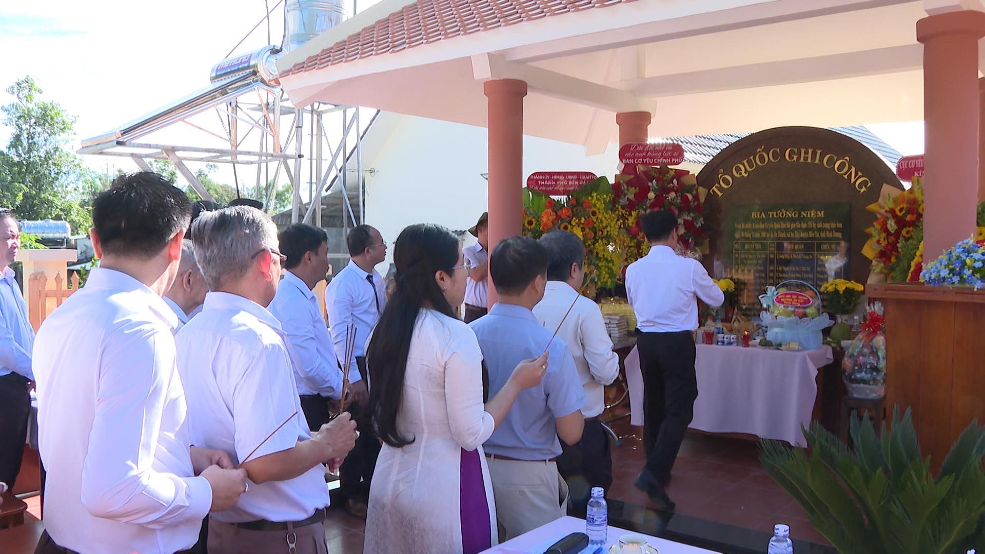 Có thể là hình ảnh về 7 người và đền thờ