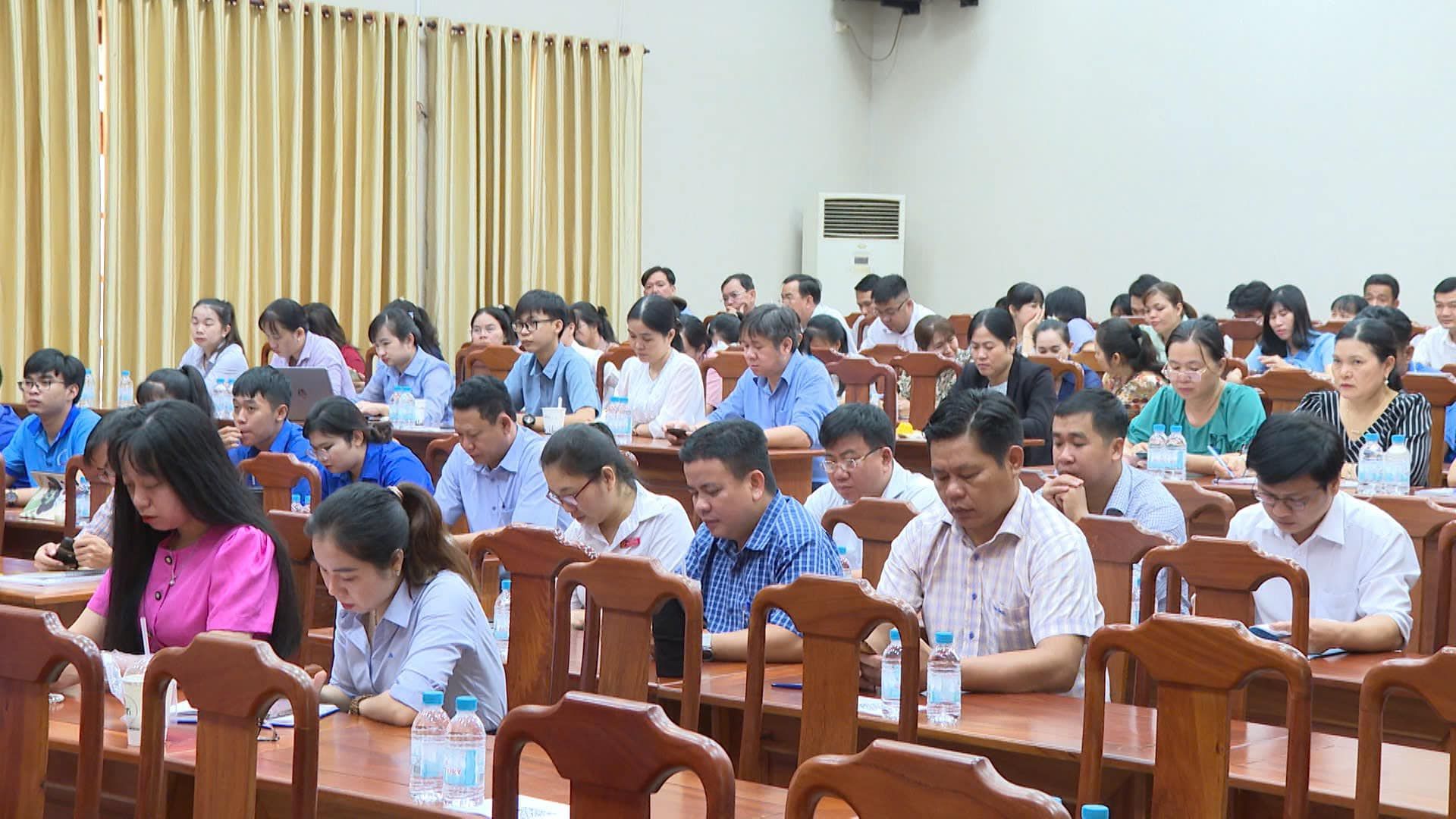 Có thể là hình ảnh về 2 người và mọi người đang học