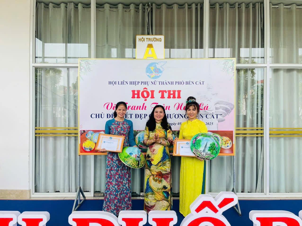 Có thể là hình ảnh về 3 người và văn bản cho biết 'HỘITRƯỜNG HỘI TRƯỜNG A 자글에 HỘI LIÊN HIỆP PHỤ NỮ THẢNH PHO BÉN CÁT HỘI HỘITHI THI ViAranh Οε Tranh M Mis Lá CHỦĐE CHỦ ĐE ÉT CHÚĐEEÉTDEP DEEÉT ĐẸP HƯƠNG ƯƠNGENCÁT" NCÁT" ngày agay05 05 2025'
